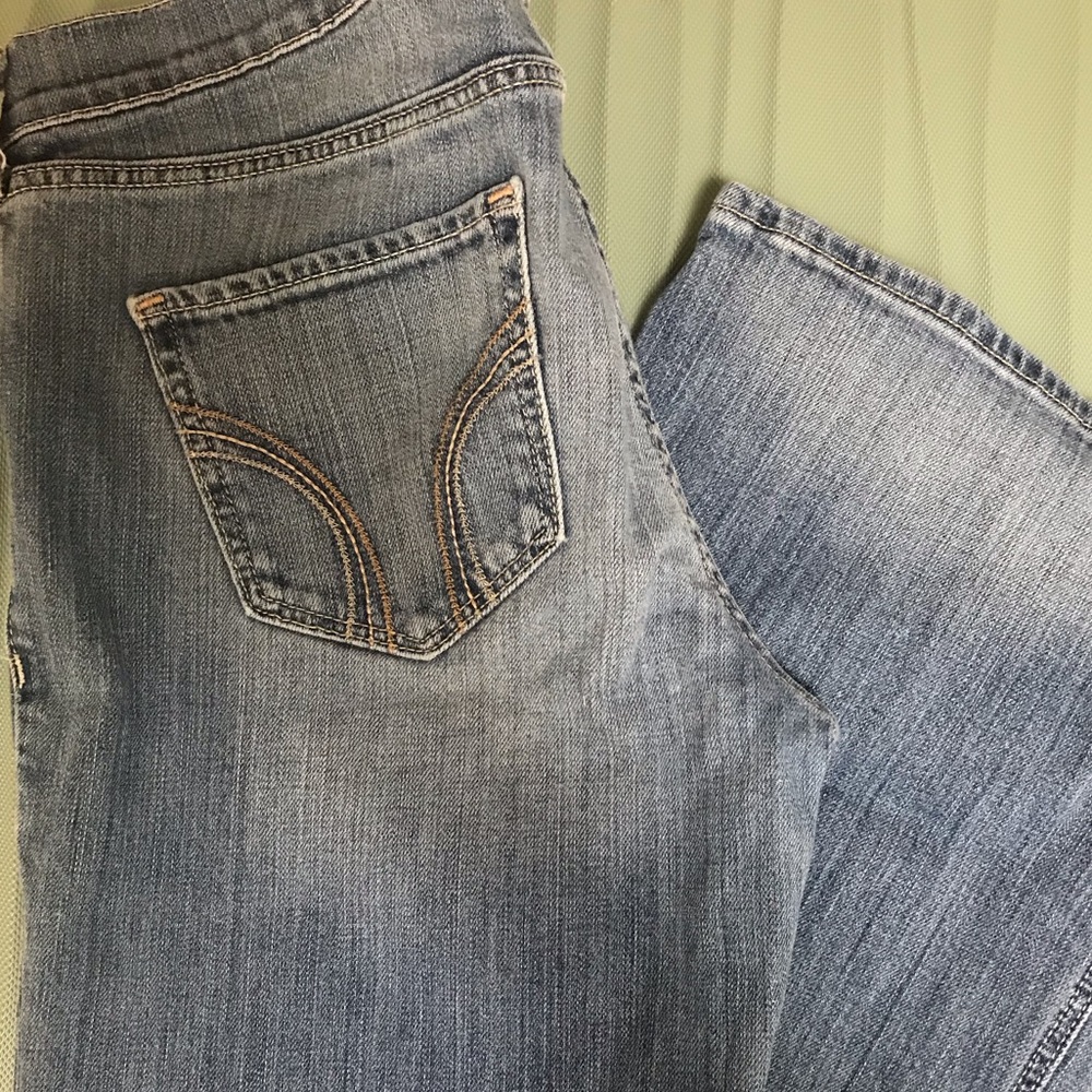 Like NEW!!Size 9 L Hollister Jeans